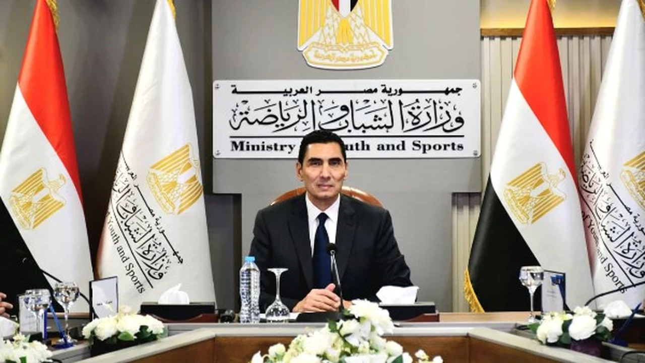 وزير الرياضة يوجه بتوفير الدعم الطبي الكامل للسباح محمد ربيع ومتابعة حالته